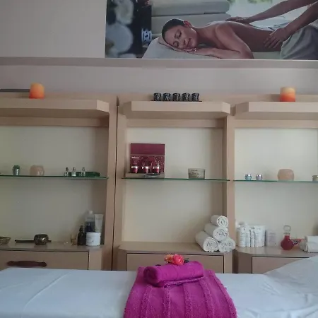 Bay & Apartmanhotel Karavómilosz