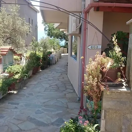 Bay & Aparthotel Karavomilos (Central Greece)