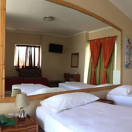 Bay & Apartmanhotel Karavómilosz